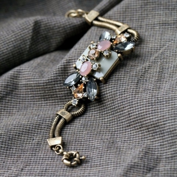 Retro Style Flower Bracelet Pink Grey One Size - Picture 5 of 8